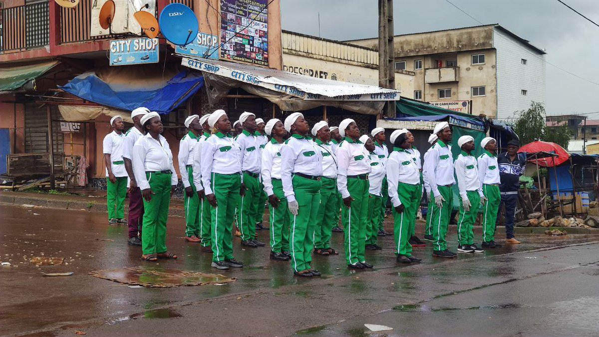 MimiMefoInfo's tweet photo. How some SDF Vanguard members received the body of Ni John Fru Ndi at Commercial Avenue in Bamenda.
They have braved all the odds to bid farewell to their leader.
#frundi
#RIP
#Cameroon https://t.co/juFU3RM4Du