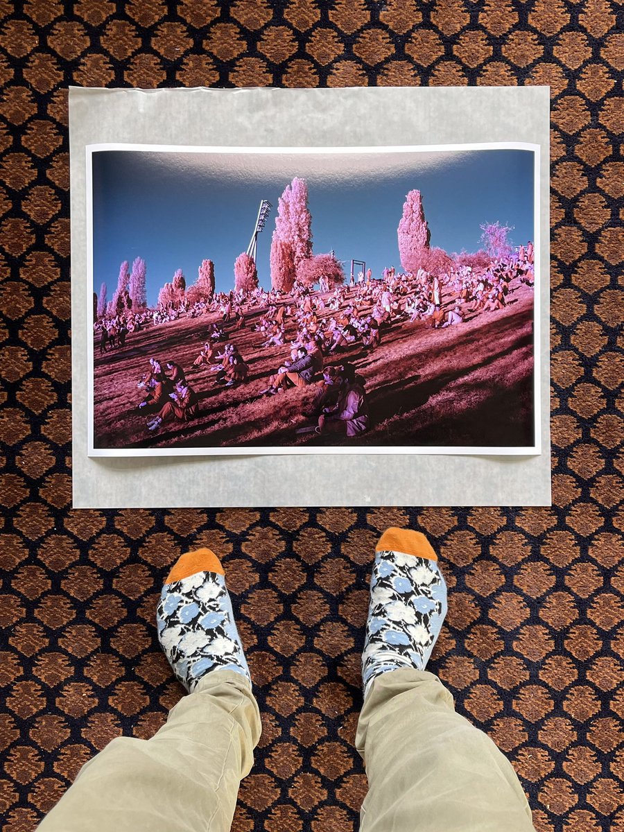 🎨🖼️ It's time! The 5 prints in the size of 40x60cm that I promised you are now printed. 5 owners of the corresponding NFTs will win one of the 5 prints. Please reply with your NFT and a link to Opensea. 🎉 Like and RT the post to participate. The winners will be announced in 7