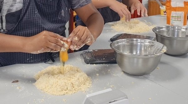 MrsJamesKitchen's tweet photo. Last day of #Summerschool23 @Whitefield_NW2 today was a childhood favourite the amazing melt in the mouth #jamthumbdrops
Need cold hands & working quickly while rubbing in the fat & shaping to stop them melting
#numeracy portion control using ½, ¼ & ⅛ = 8 the same size https://t.co/wWNSndP5I8