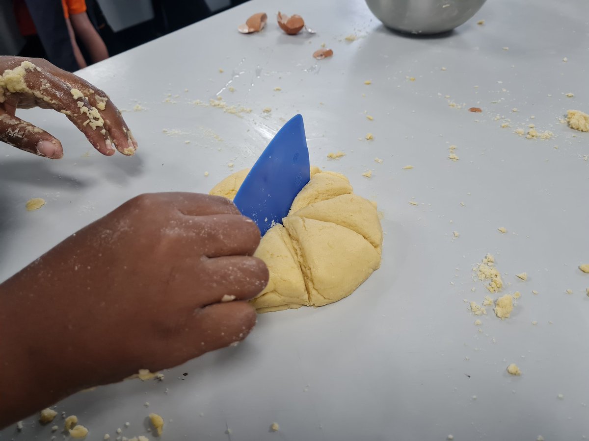 MrsJamesKitchen's tweet photo. Last day of #Summerschool23 @Whitefield_NW2 today was a childhood favourite the amazing melt in the mouth #jamthumbdrops
Need cold hands & working quickly while rubbing in the fat & shaping to stop them melting
#numeracy portion control using ½, ¼ & ⅛ = 8 the same size https://t.co/wWNSndP5I8
