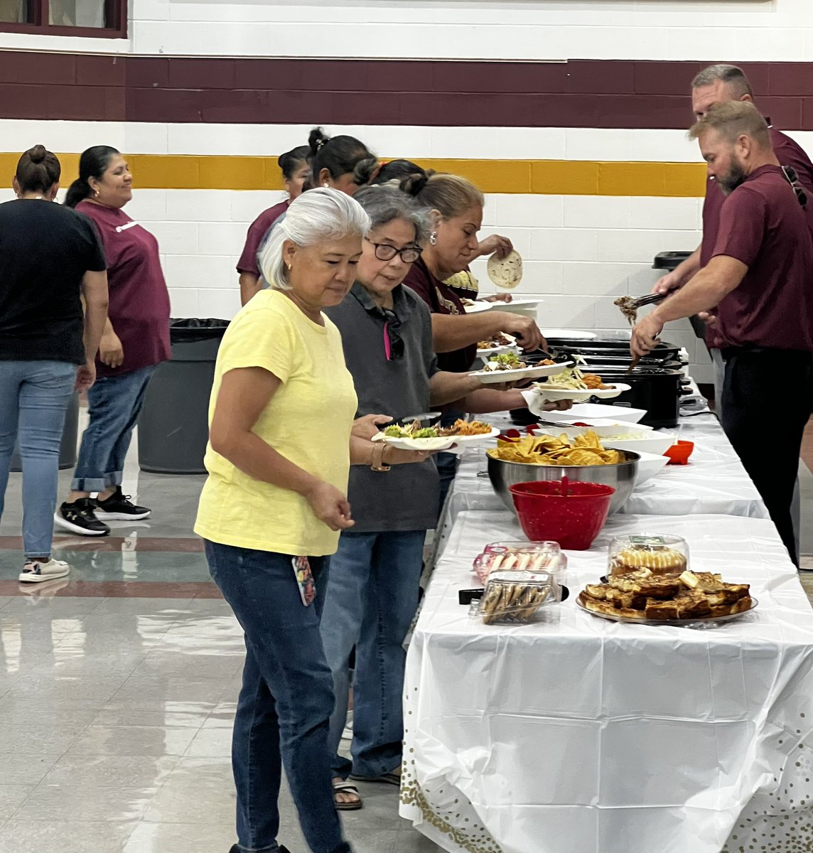 ReevesShellmrt's tweet image. This week we celebrated our custodians and maintenance workers for all their hard work getting the schools ready for students & staff! We are so appreciative of them and could not do what we do without them! #teamwhitesboro Go Bearcats! #lead #serve #appreciate
