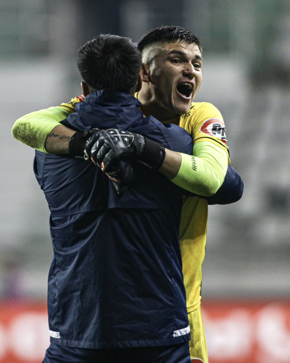 FutbolUdeC's tweet photo. Todos celebramos los goles como Sanhueza anoche 🤩

¡Qué gran triunfo! Paso a paso, equipo 🟡🔵

#VamosLosForeros https://t.co/2iG1yqVJJF