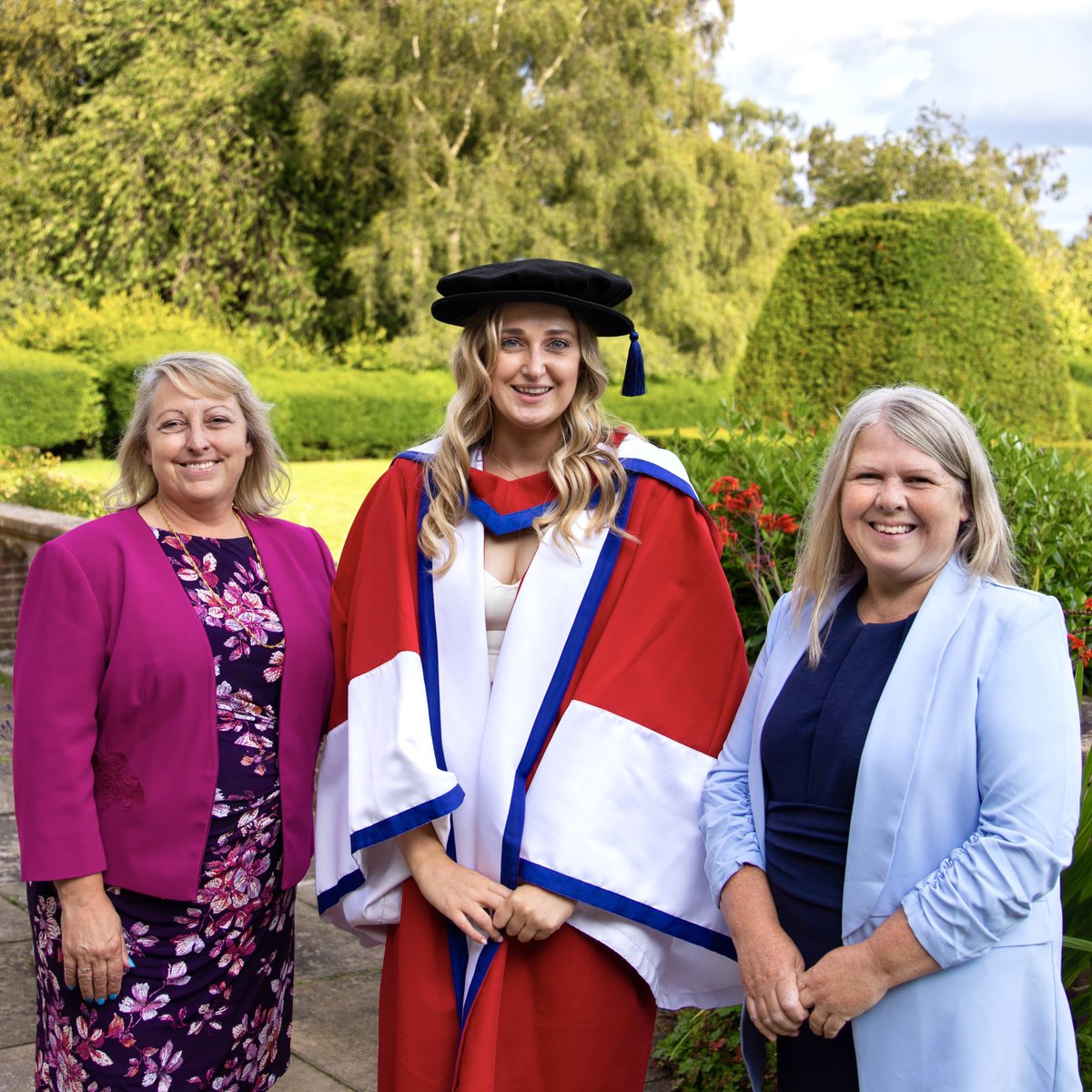 uniofbedsnews's tweet photo. 🎓 A @uniofbeds PhD student, whose research into child #palliative care and the impact on families was part-funded by @KeechHospice, has celebrated her #graduation alongside representatives from the charity. Read more 👉 https://t.co/m1lgWX1P2i https://t.co/CyLOeYf0om