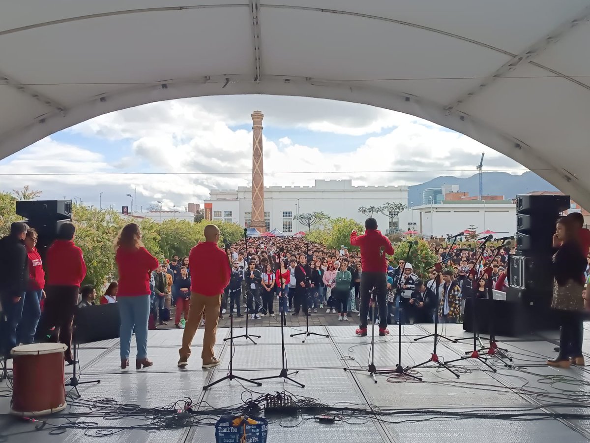 gtarazona1's tweet photo. #AEstaHora | La universidad de #Bogotá, nuestra @udistrital da inicio al evento de bienvenida para los estudiantes que empiezan su formación profesional. 46 programas en 6 facultades, más de 3000 nuevos estudiantes! #OrgulloUD #somosUD #SERdelaUD https://t.co/UxW4C0dSJc