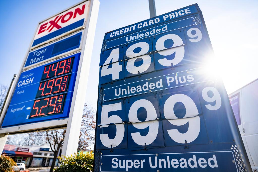nypost's tweet photo. Gas prices hit 8-month high as oil prices soar โ and thereโs no relief in sight https://t.co/6oQsRzlGYZ https://t.co/uRjn6bDDi1