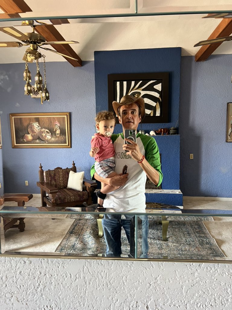 AgriPV10's tweet photo. A la calle con papá #BabyLogan https://t.co/b0obU2HDGg