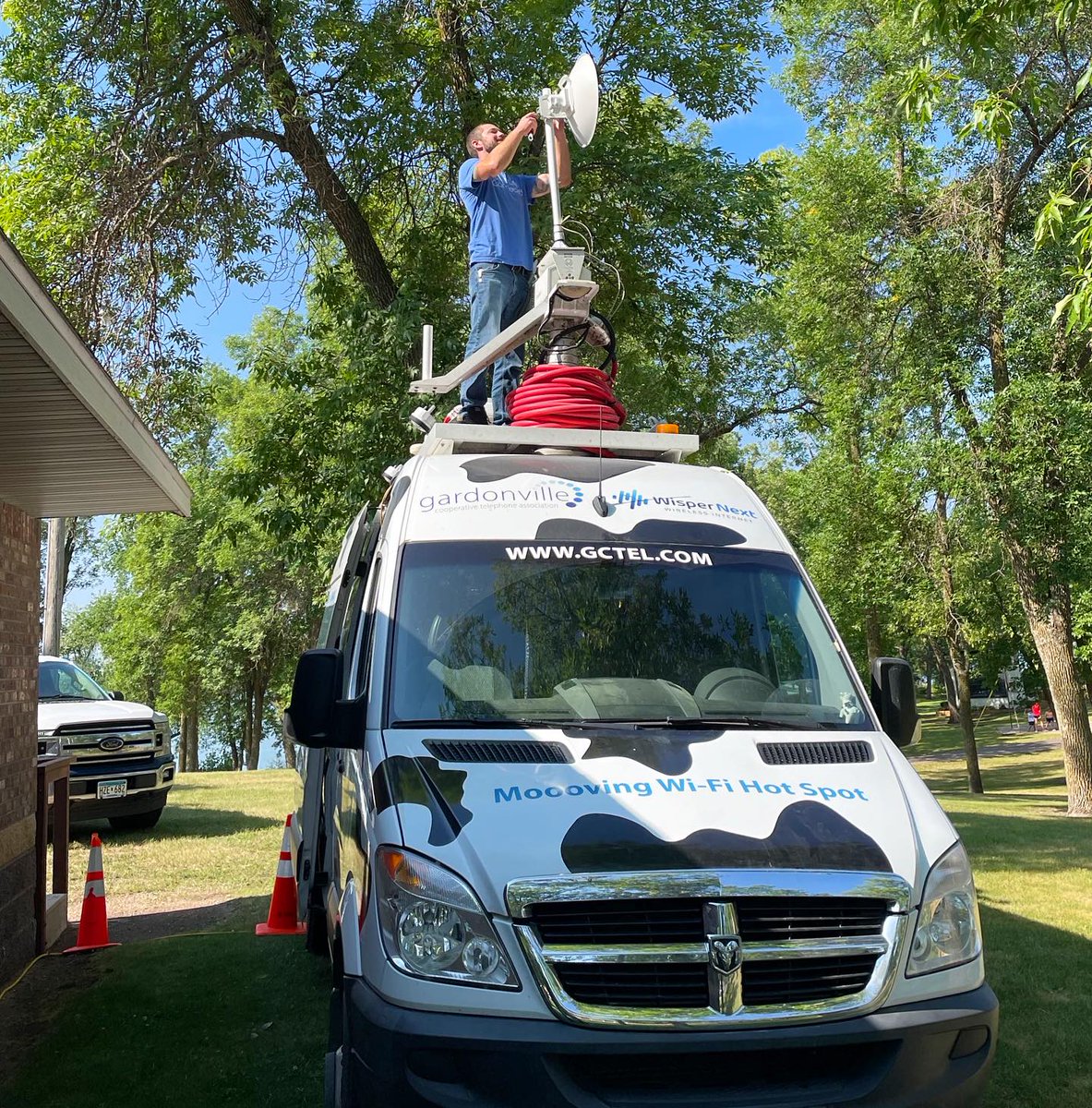 Gardonville's tweet image. It’s about to get real artsy at City Park. That’s right, it’s Art in the Park weekend in Alexandria, and we’ve got the WiFi covered! Show your support for the Andria Theatre and local artists this Saturday 9-5 &amp;amp; Sunday 10-4. #homegrownconnectivity #coopsbuildcommunity