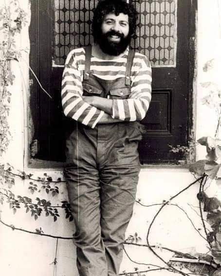 "Ella era tan linda como 
yo feo, era tan rica como
 yo pobre y por si fuera poco, tímido. Pero un día me animé 
y cuando ya había pasado le 
dije casi cobardemente: TE AMO, ella se detuvo, se dio la vuelta y me dijo, YO TAMBIÉN.

#FACUNDOCABRAL

       Hilo 🧵
       continúa