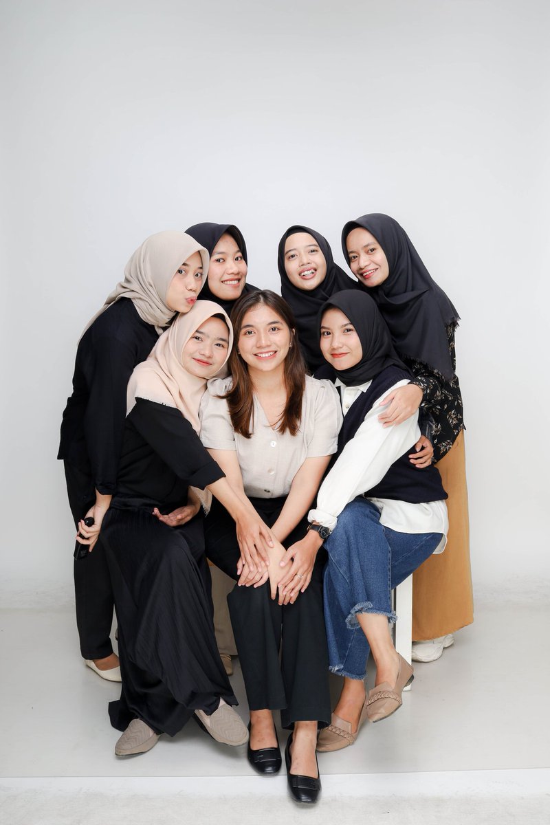 ErlinWardani's tweet photo. Lia, Winda, Elok, Wardani, Erlin, Mutiara, Tata https://t.co/zKjXwQ0I9v