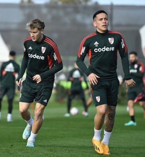 Como mierda las dos mejores promesas de las inferiores de Argentina que eran de boca e Independiente terminaron jugando juntos y siendo compañeros en RIVER????? Envidien, microbios