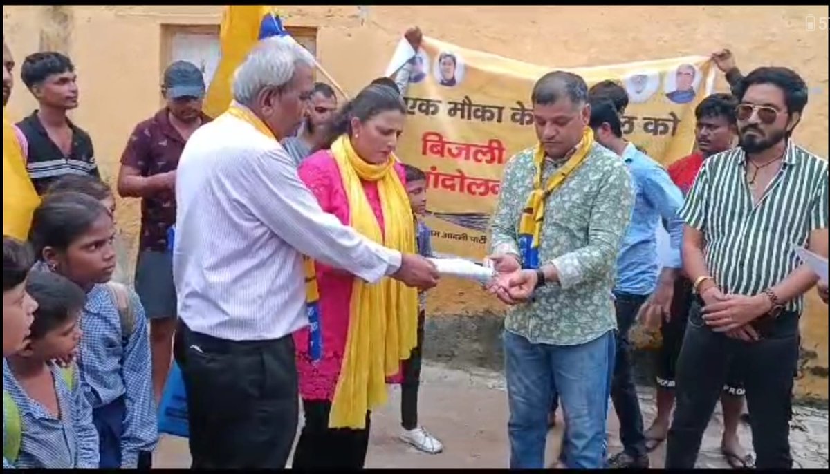 Drsarika005's tweet image. #BijliAndolan
Door to door in Bhimgarh khedi village, ward 10 Gurgaon with Hari Singh ji, Sunil Gehlot Bhai and team. The water logging, open garbage is so disturbing.  Gurgaon deserves better. 🇮🇳