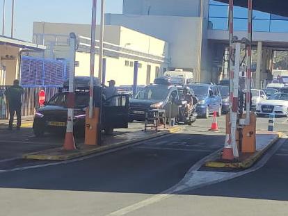 jucilnacional's tweet photo. Está pasando en  Ceuta, tomen nota, en plena OPE;

❌️ Tres guardias civiles solo por turno de servicio en el PUERTO; uno cubriendo dos escaneres de equipajes en la estación marítima, otro para cubrir dos carriles de salida de vehículos y mercancías, y tres agentes en la aduana del TARAL para cubrir todos los carriles de vehículos y personas, tanto de entrada como de salida de Ceuta, mientras, el delegado del gobierno se dedica a presionar a los jefes para que se mantengan abiertos todos los carriles sin personal para poder cubrirlos, no le importa la seguridad de los agentes y parece o que nadie le explica que así no pueden reliazar sus cometidos con total garantía, o que no le importa.

❌️ El refuerzo para la #OPE; 8 guardias civiles, cuando más de la mitad de plantilla se encuentra de vacaciones o de baja.

#FronterasSeguras 
#GuardiasCivilsProtegidosYSeguros

🔴 En la #FronteraSur de #Europa no se invierte en la Seguridad.