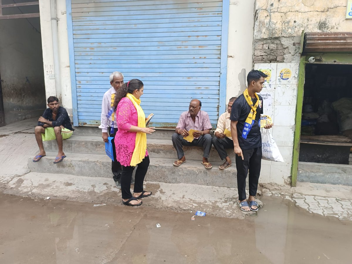Drsarika005's tweet image. #BijliAndolan
Door to door in Bhimgarh khedi village, ward 10 Gurgaon with Hari Singh ji, Sunil Gehlot Bhai and team. The water logging, open garbage is so disturbing.  Gurgaon deserves better. 🇮🇳