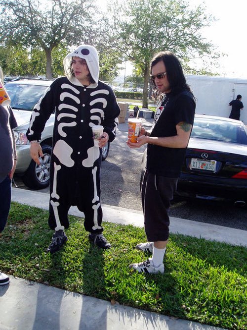 grankism's tweet image. high school couple that didnt do shit in gym