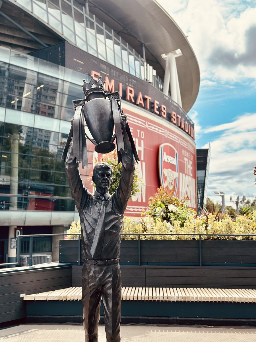 FaktaSepakbola's tweet photo. Klub Arsenal resmi meletakkan patung Arsene Wenger di komplek stadion Emirates, sebagai bentuk penghormatan untuk pelatih Legendaris Arsenal tersebut 🔴

📸 @charnsb1

Wenger sebagai pelatih Arsenal:
👔 22 tahun
🏆 3 EPL
  ↳ Juara EPL tak terkalahkan (2004) ✨
🏆 7 FA Cup https://t.co/dmGEWIcx8X