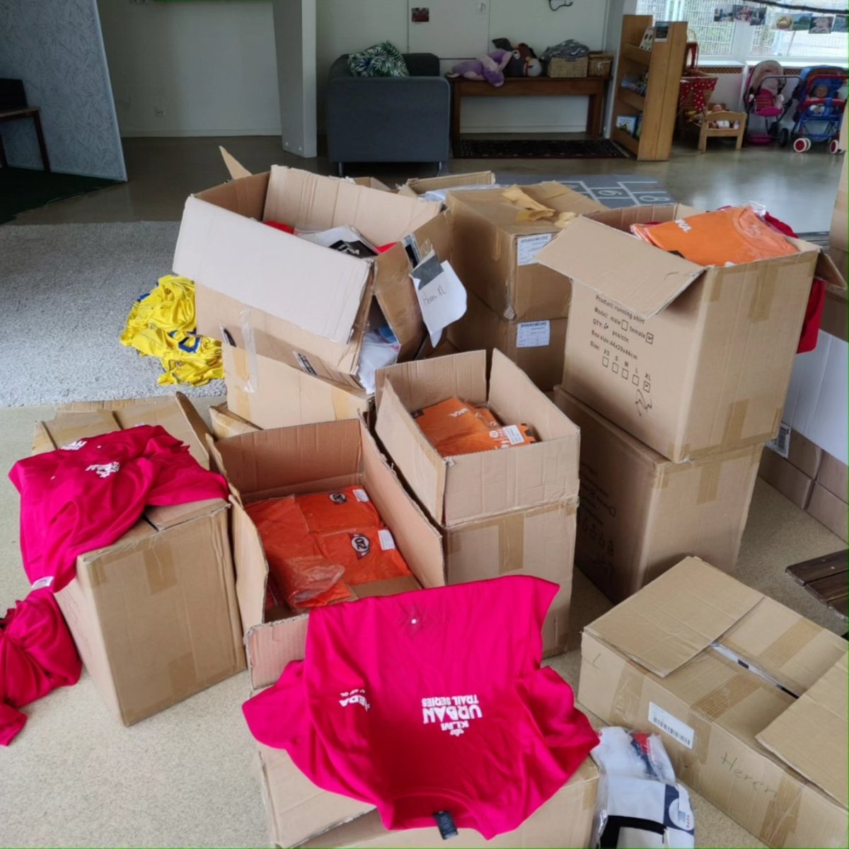 mknaap's tweet photo. We hebben op #speelboerderijodilia  van de #sportspullenbank Rotterdam mooie running shirts en polo shirts gehad om uit te delen super bedankt https://t.co/ZXR7CPGpfm