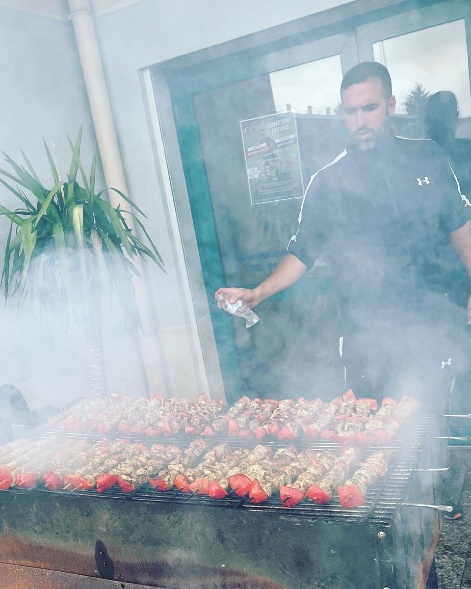 FC93officiel's tweet photo. ✔️ Dernier entraînement de la semaine pour les joueurs du FC93, au programme, une opposition interne avec l’utilisation des données GPS et un moment de convivialité autour d’un barbecue. 😆
Repos ce week-end !! 🔥🔥
#ALLEZFC93 https://t.co/32qLNIZMPk