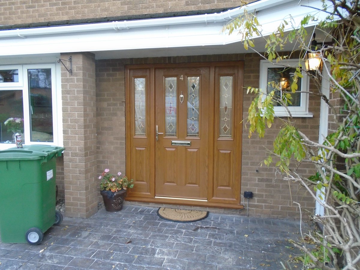 force8doors's tweet photo. Clocking off the the weekend and sharing a recent timeless classic😍⭐

Golden Oak Oxford door slab with side panels, matching gold furniture and diamond led glass, absolutely stunning👏

Keeping doorways #aheadofthecurve and standing out from the rest🔥

#force8 #force8doors https://t.co/IkdHutfYkS