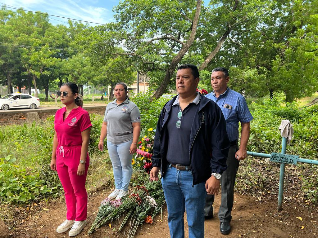 UVMarcosSomarri's tweet photo. ❤️🖤 Conmemoramos a nuestros héroes y mártires de la revolución  #UvMarcosSomarriba ✊🏻

Colocación de ofrendas florales y guardia de honor en conmemoración del 38 aniversario del cruel asesinato de las madres del SMP en Mulukuku.

#LeonRevolucion 
#4419SiempreVictoriosos https://t.co/W4IT1bmeoV