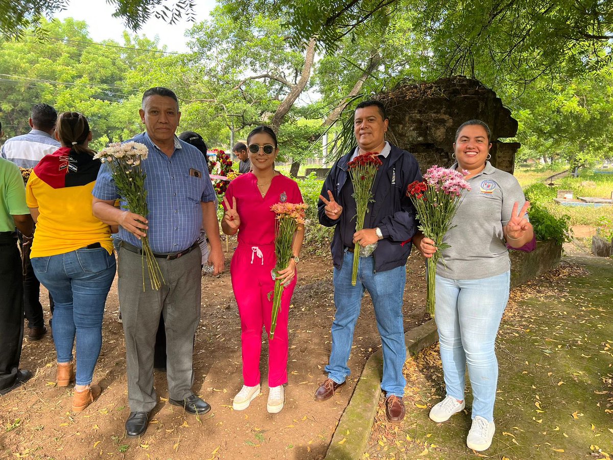 UVMarcosSomarri's tweet photo. ❤️🖤 Conmemoramos a nuestros héroes y mártires de la revolución  #UvMarcosSomarriba ✊🏻

Colocación de ofrendas florales y guardia de honor en conmemoración del 38 aniversario del cruel asesinato de las madres del SMP en Mulukuku.

#LeonRevolucion 
#4419SiempreVictoriosos https://t.co/W4IT1bmeoV