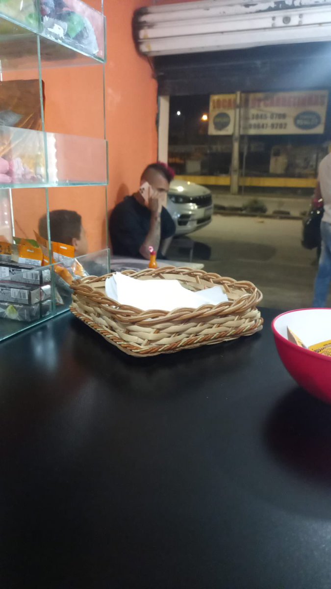 Jogador Vidal ontem “conhecendo” a CIC será que ele foi tomar um pingado lá?