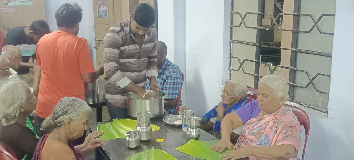 Nellai__Dfc's tweet photo. இன்று அன்பு தலைவர் தனுஷ் அவர்கள் பிறந்தநாளை முன்னிட்டு பாளை ஒன்றிய தலைமை தனுஷ் நற்பணி மன்றம் சார்பாக ஆதரவற்ற முதியோர்களுக்கு சாலோம் ஆசிரமத்தில் இரவு உணவு வழங்கப்பட்டது ♥️🙏💐 @dhanushkraja @theSreyas @DirectorS_Shiva @B_RAJA_ @PalayamkottaiD @KamarajNellai @Nellaipandi353 https://t.co/0hqt0va3y6