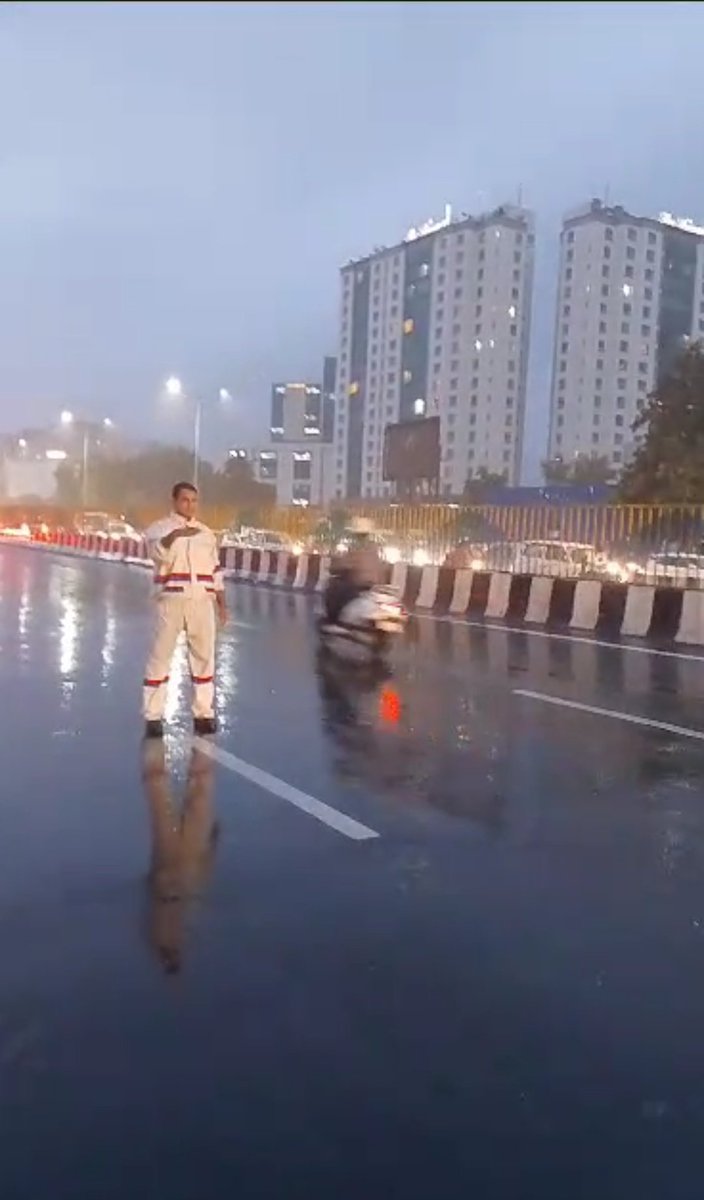 TrafficGGM's tweet photo. #गुरुग्राम में लगातार हो रही भारी #बारिश की वजह से कुछ जगहों पर जलभराव है तथा यातायात धीमी गति से चल रहा है���अतः आप सभी से हमारा अनुरोध है कि आप आवश्यक कार्य होने पर ही घर से बाहर निकले। असुविधा के लिए खेद है।
#हम_है_तैयार
#जलभराव
#मानसून
@gurgaonpolice
 @dcptrafficggm https://t.co/gEmommzE78