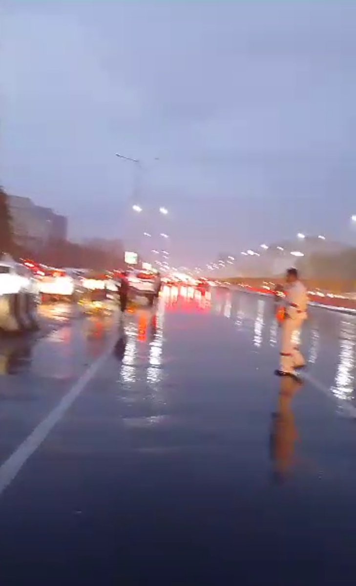 TrafficGGM's tweet photo. #गुरुग्राम में लगातार हो रही भारी #बारिश की वजह से कुछ जगहों पर जलभराव है तथा यातायात धीमी गति से चल रहा है���अतः आप सभी से हमारा अनुरोध है कि आप आवश्यक कार्य होने पर ही घर से बाहर निकले। असुविधा के लिए खेद है।
#हम_है_तैयार
#जलभराव
#मानसून
@gurgaonpolice
 @dcptrafficggm https://t.co/gEmommzE78