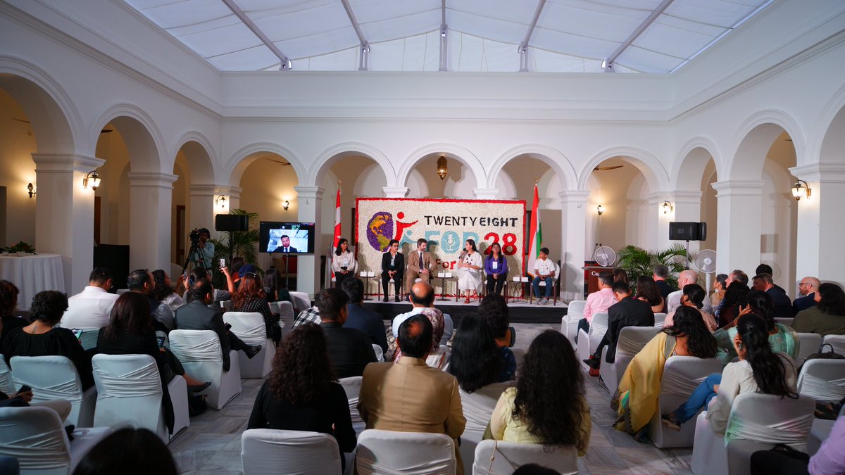 Sarahhh_lndian's tweet photo. Absolute honour for me to be in the panel with esteemed guests as moderators @deespeak and @s_guilbeault at @CanadainIndia in the program #28For28 organised by @MASH_Project and @balrakshabharat ✨ 

#GenerationForHope #LetsMakeOurVoicesHeard https://t.co/AwQYCmj21H