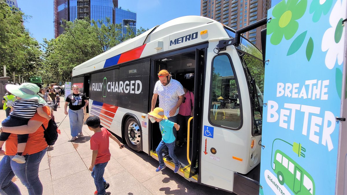 .<a href="/METROHouston/">METRO Houston</a> will receive $40.4 million to buy compressed natural gas fuel buses and build a CNG fueling station. FTA's award will reduce carbon emissions and help METRO's bus replacement schedule. #billions4buses #busmonth rideelectric.gov bit.ly/2023busgrants