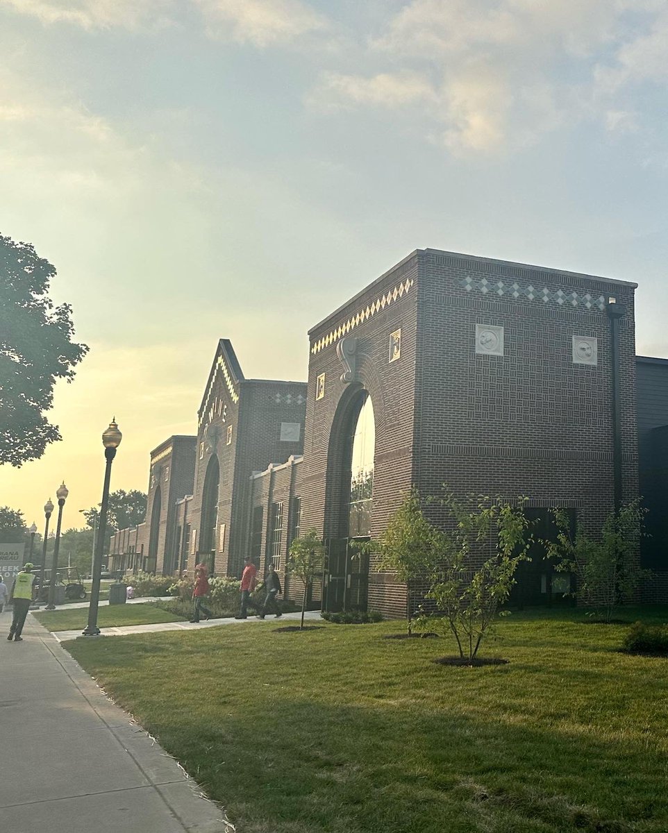 skh42's tweet photo. Beautiful morning for opening day @IndyStateFair! The new Fall Creek Pavilion looks ready to welcome @GovHolcomb @LGSuzanneCrouch, the wonderful Indiana State Fair board and staff, the @Schmidt_Assoc team and 550 pigs! https://t.co/HPs2WCTMZd