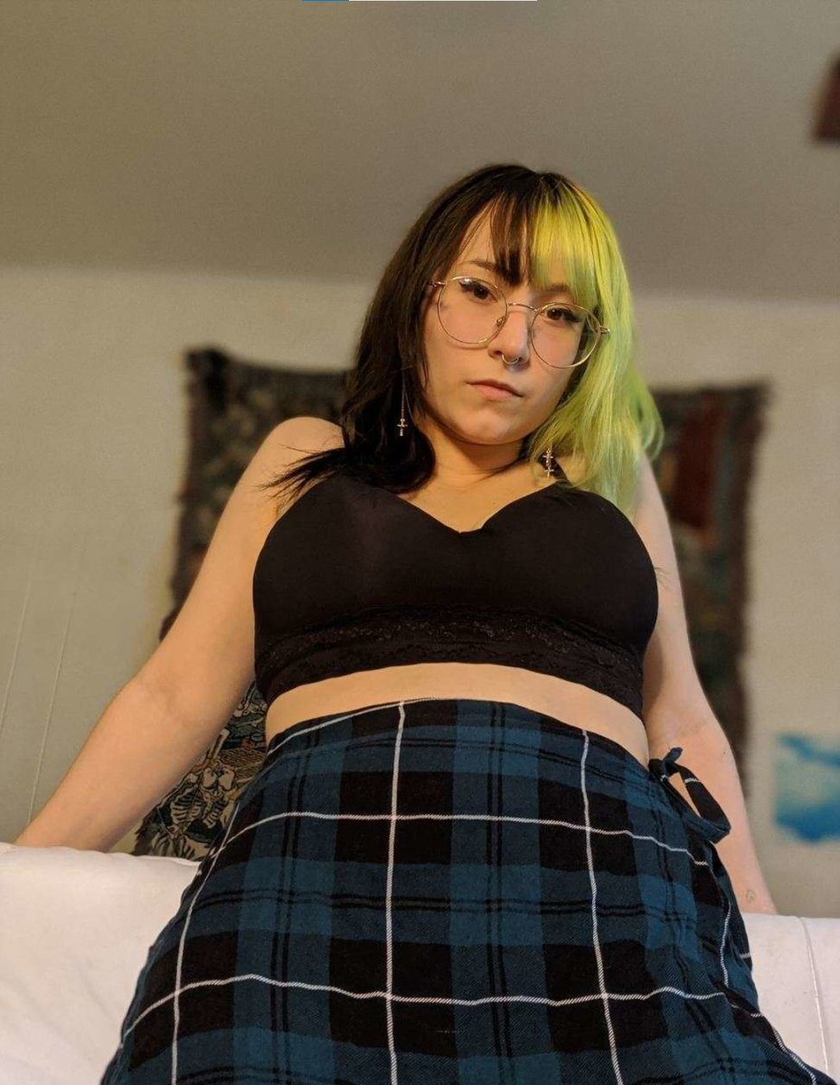 Hey 😏Fange neu an nachdem mein Account gesperrt wurde. Habe Erfahrung und suche Reife Kunden 😘Jeder RT + Like + Follow kriegt ein kurzes Video 💦💦🍒