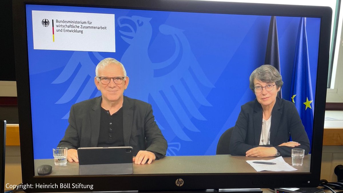 BMZ_Bund's tweet photo. Die #Agenda2030 ist ein Meilenstein des Multilateralismus. Es ist ernüchternd, dass wir derzeit auf dem Weg sind, die Ziele zu verfehlen. Die gute Nachricht: Mit tiefgreifender Transformation können wir die #SDGs noch erreichen. @JochenFlasbarth im Pressegespräch mit @imme_scholz https://t.co/vWeezTbGE2