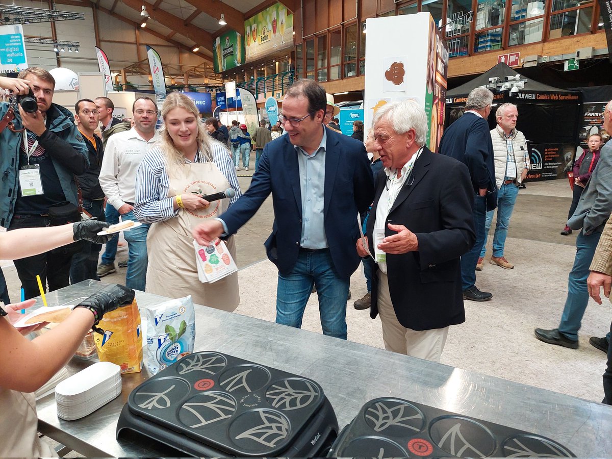 cbb_nl's tweet photo. Bedankt voor je aanwezigheid op #platformplantengezondheid op de @LibramontFoire, @DavidClarinval. Een pannenkoek, dat smaakt altijd. #lokaleproductie #duurzamelandbouw https://t.co/ugn9XbGtVA