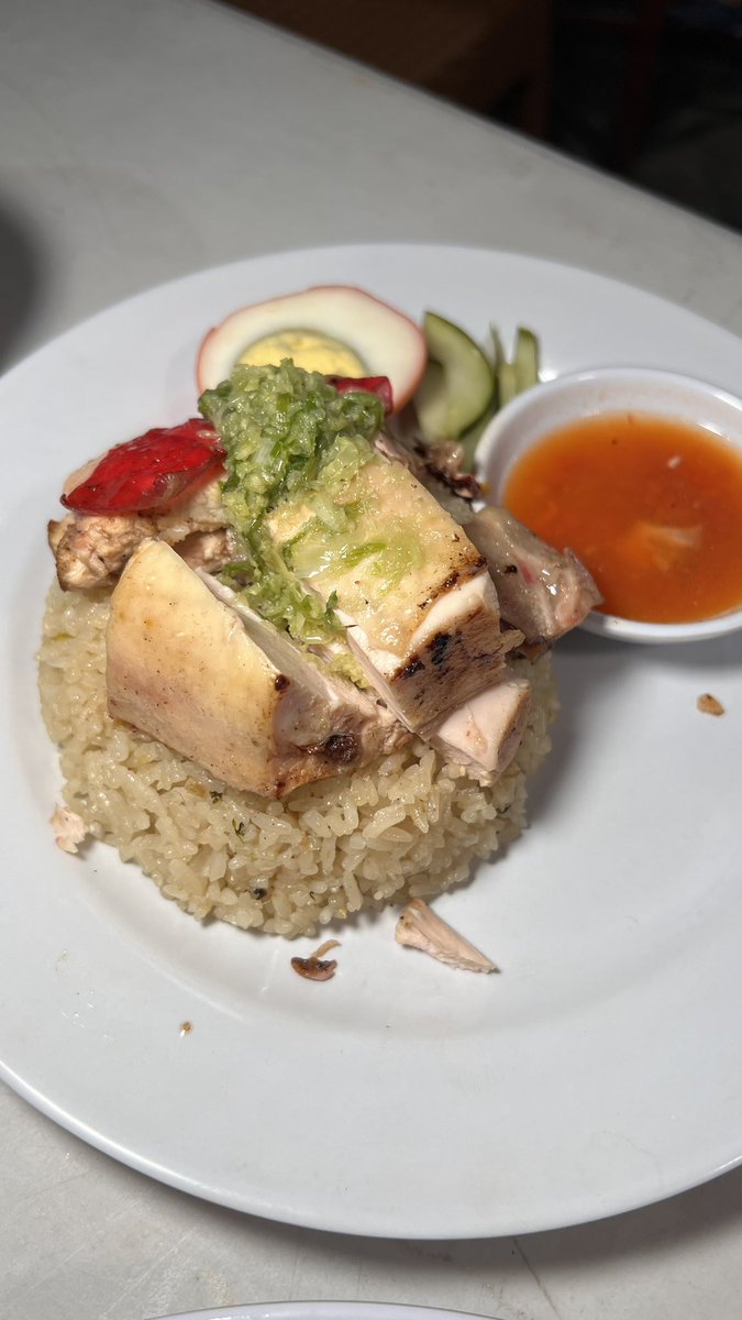 Ariefboediman's tweet photo. Udah penasaran lama banget setiap lewat sini ruamenya minta ampun, salah satu streetfood malam yang unik di jogja, produknya nasi hainan dengan lauk bebek peking dan ayam rebus. Satu porsi pake ada tambahan telor dan saosnya juga. #kulyog https://t.co/9tIELBhRgP