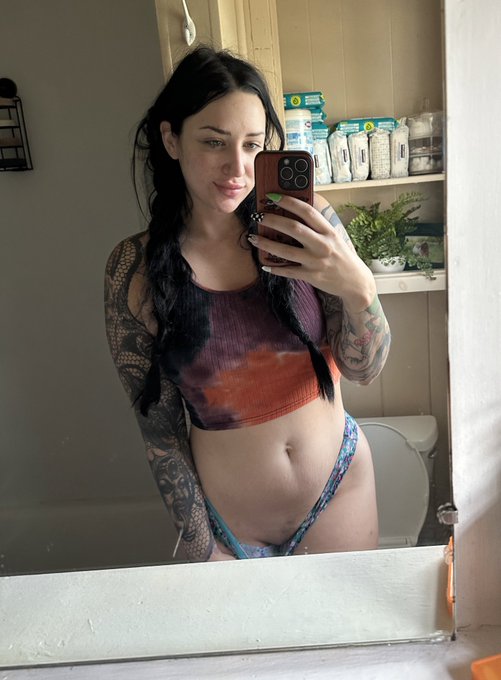 Morning 🥰 (I left my toilet seat up cause I know how much you all love it hehe) https://t.co/dlpSTrM