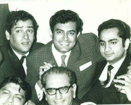 Shammi Kapoor, Sanjeev Kumar and Manmohan with father-son filmmaker duo, G P Sippy and Ramesh Sippy
#shammikapoor #sanjeevkumar #manmohan #gpsippy #rameshsippy #bollywoodflashback