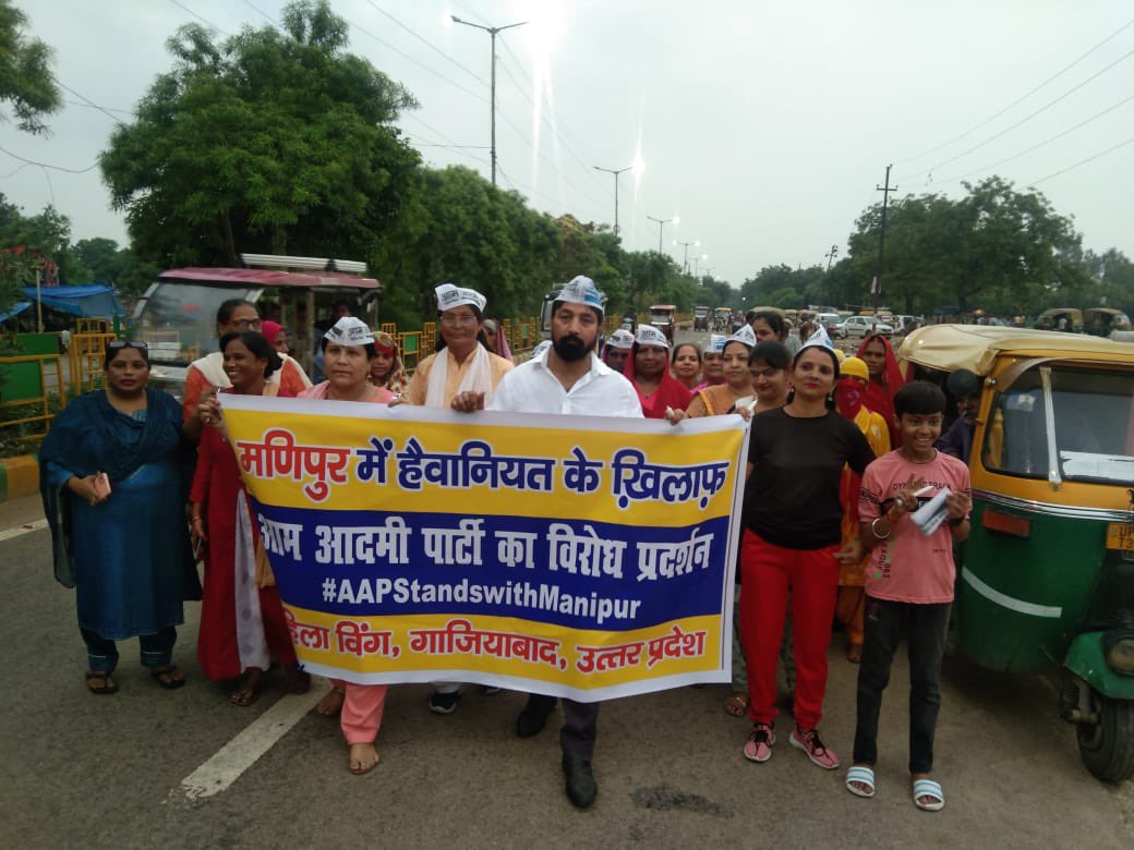 sachinsharmaAAP's tweet photo. मणिपुर में हुई हैवानियत एवम सांसद मा०@SanjayAzadSlnजी के सदन से निलंबन के खिलाफ @AAP4Ghaziabad महिला प्रकोष्ठ की ज़िलाध्यक्ष विजय कसाना जी के नेत्वत्व में कैंडल मार्च निकाला गया , ज़िला उपाध्यक्ष जगत बिष्ट और तमाम साथी उपस्थित रहे ।
#AAPStandsWithManipur
@NeelamYadavAAP 
@NitinTyagiAAP