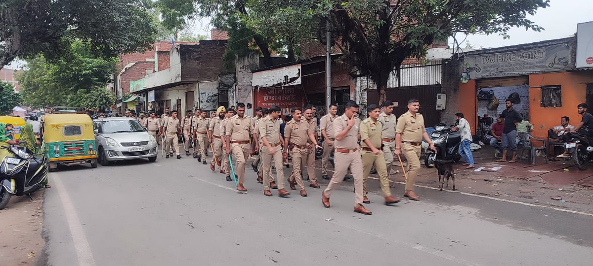DCPCityAgra's tweet photo. #PoliceCommissionerateAgra 

#पुलिस_उपायुक्त_नगर_जोन के निर्देशन में आगामी त्यौहारो को सकुशल सम्पन्न कराये जाने हेतु #एसीपी_ताजसुरक्षा द्वारा पर्याप्त पुलिस एवं पीएसी बल के साथ #थाना_न्यूआगरा क्षेत्रान्तर्गत भीड़-भाड़ वाले स्थानो एवं मार्गो पर किया गया फ्लैग मार्च।

@agrapolice https://t.co/owEzvTMycQ