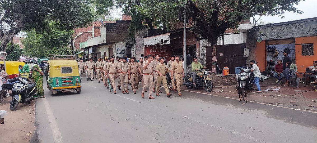 DCPCityAgra's tweet photo. #PoliceCommissionerateAgra 

#पुलिस_उपायुक्त_नगर_जोन के निर्देशन में आगामी त्यौहारो को सकुशल सम्पन्न कराये जाने हेतु #एसीपी_ताजसुरक्षा द्वारा पर्याप्त पुलिस एवं पीएसी बल के साथ #थाना_न्यूआगरा क्षेत्रान्तर्गत भीड़-भाड़ वाले स्थानो एवं मार्गो पर किया गया फ्लैग मार्च।

@agrapolice https://t.co/owEzvTMycQ