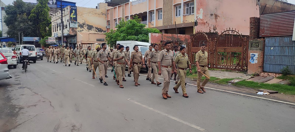 DCPCityAgra's tweet photo. #PoliceCommissionerateAgra 

#पुलिस_उपायुक्त_नगर_जोन के निर्देशन में आगामी त्यौहारो को सकुशल सम्पन्न कराये जाने हेतु #एसीपी_ताजसुरक्षा द्वारा पर्याप्त पुलिस एवं पीएसी बल के साथ #थाना_न्यूआगरा क्षेत्रान्तर्गत भीड़-भाड़ वाले स्थानो एवं मार्गो पर किया गया फ्लैग मार्च।

@agrapolice https://t.co/owEzvTMycQ