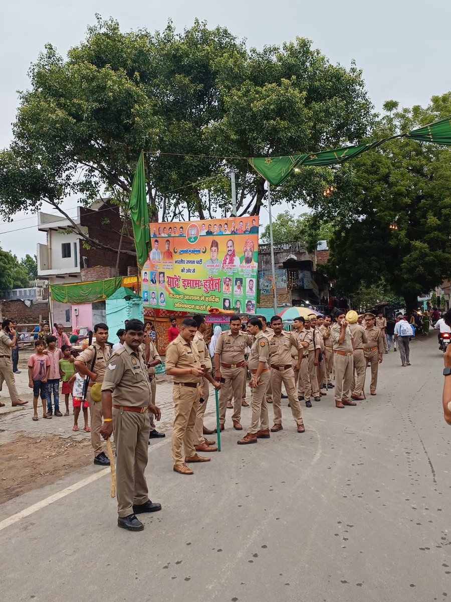 DCPCityAgra's tweet photo. #PoliceCommissionerateAgra 

#पुलिस_उपायुक्त_नगर_जोन के निर्देशन में आगामी त्यौहारो को सकुशल सम्पन्न कराये जाने हेतु #एसीपी_ताजसुरक्षा द्वारा पर्याप्त पुलिस एवं पीएसी बल के साथ #थाना_न्यूआगरा क्षेत्रान्तर्गत भीड़-भाड़ वाले स्थानो एवं मार्गो पर किया गया फ्लैग मार्च।

@agrapolice https://t.co/owEzvTMycQ