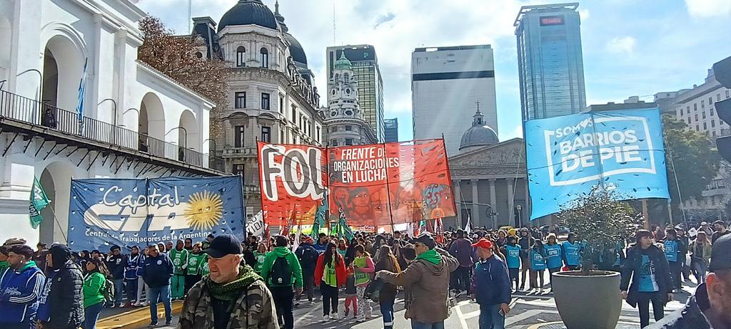 CTAACapital's tweet photo. #AHORA | La CTAA Capital llega a la @legiscaba junto a organizaciones hermanas para exigir aumento en los presupuestos para políticas públicas, bono de emergencia y paritarias para todxs lxs trabajadores de CABA
#LarretaHaceteCargo https://t.co/WhLOk7J6iv