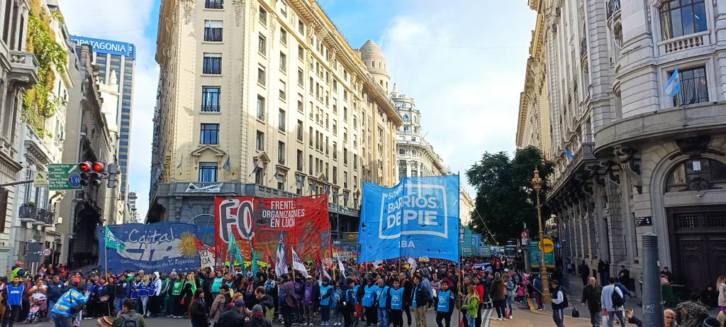 CTAACapital's tweet photo. #AHORA | La CTAA Capital llega a la @legiscaba junto a organizaciones hermanas para exigir aumento en los presupuestos para políticas públicas, bono de emergencia y paritarias para todxs lxs trabajadores de CABA
#LarretaHaceteCargo https://t.co/WhLOk7J6iv