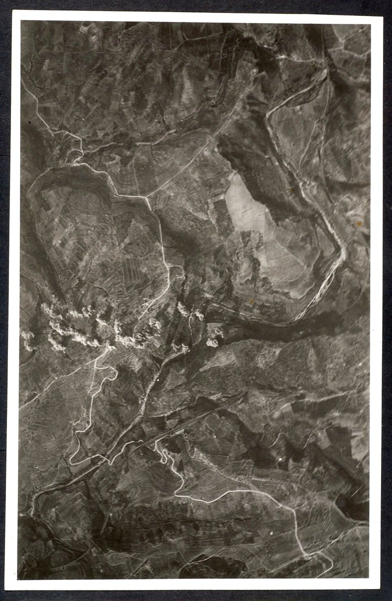 Aquest dilluns dia 31 de juliol farà 85 anys del bombardeig dels #Guiamets durant la #guerracivil. 

A la foto (actualment exposada a les instal•lacions del consultori local) s'hi poden veure les explosions de les bombes.

#memòriahistòrica #elsguiamets #priorat