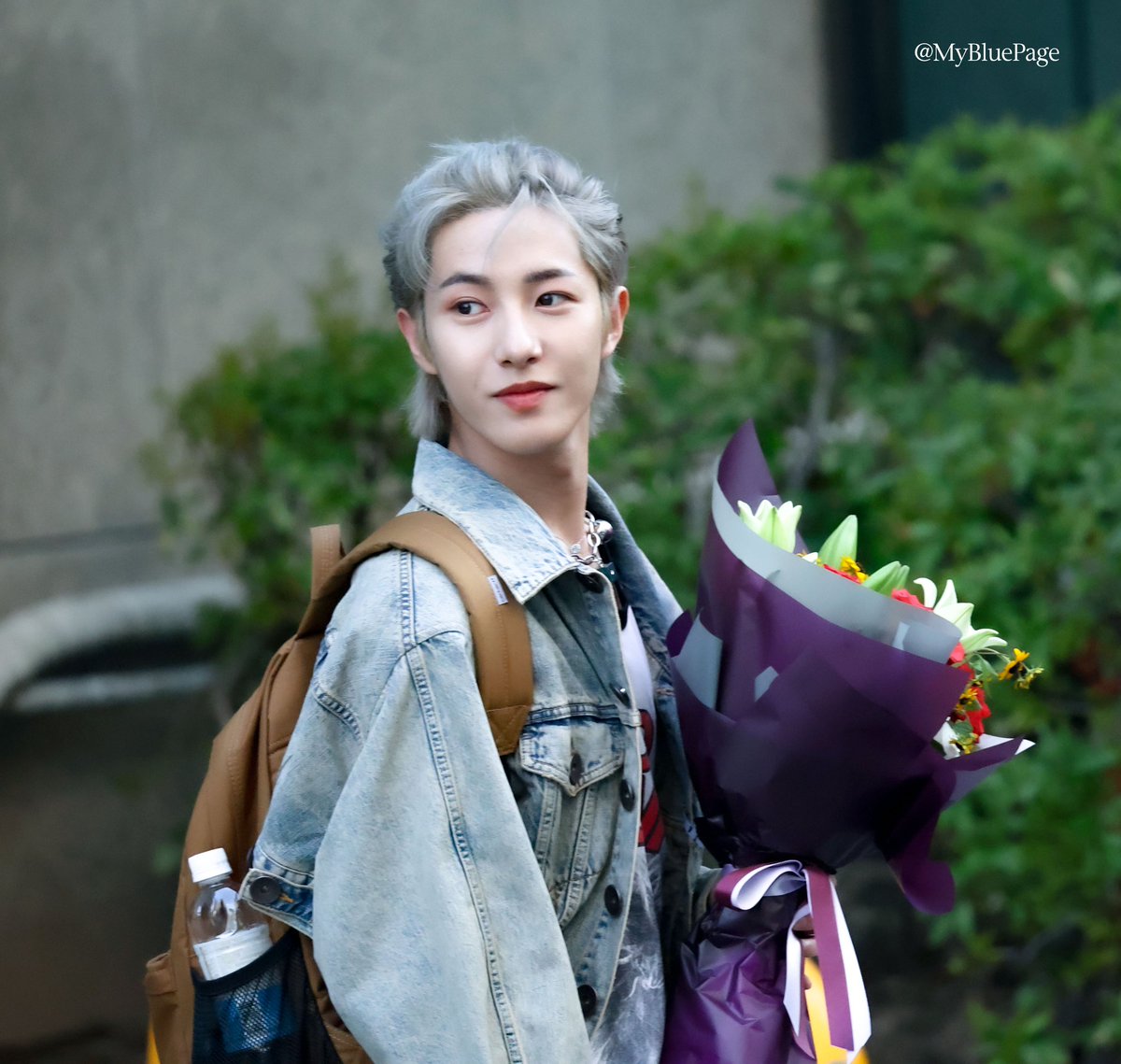 MyBluePage's tweet photo. 꽃을 든 런떤남자

230728 뮤뱅 퇴근
#엔시티드림 #NCTDREAM #런쥔 #RENJUN https://t.co/k4l7iHK9T4
