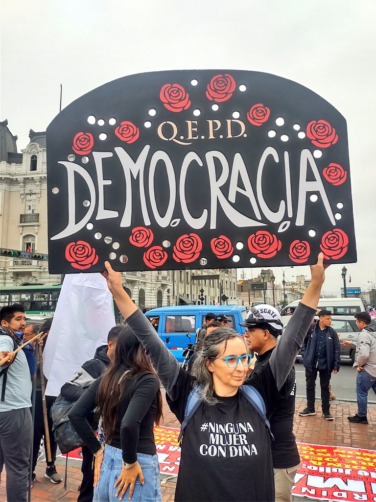 Joxe_Kar's tweet photo. "Q.E.P.D. DEMOCRACIA" 🔥🔥🔥🔥
Plaza Dos de Mayo #PeruEnDictadura https://t.co/YrGOqIJsLH
