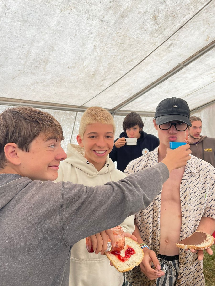 SH_Givers's tweet photo. Op de negende dag hadden de givers een semi rustige dag zchter de rug. Tussen de verwennerijen en warme chocomelk hebben we het kampterrein regenproof gemaakt. In de avond vierden we de verjaardagen van Elise en Senn 🎂 #happybirthday https://t.co/66GaBiE8VH