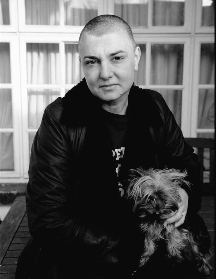 On tonight's Roadhouse Cafe
'Remembering Sinéad' through her music, her collaborations and @JohnTurps co-founder of @TheSawDoctors speaks of how we need to take better care of eachother. Tune in at 10pm & we'll think about her together ❤️ 
midlands103.com 
#SineadOConnor