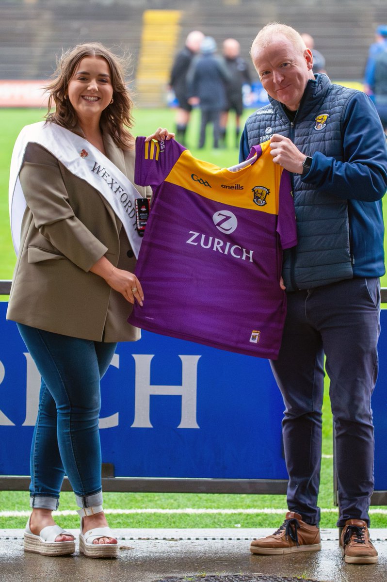 Wexford GAA wish Brònagh Hogan the very best as she represents Wexford in the 2023 ⁦<a href="/RoseofTralee_/">Rose of Tralee</a>⁩ . We were delighted to present ⁦<a href="/BroBroHogan/">Brónagh Hogan</a>⁩ with a jersey to fly out colours with pride.